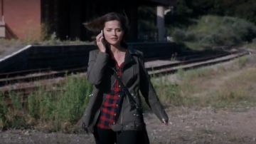 La Kooples Détail Cuir Toile Parka porté par Clara (Jenna Coleman) dans Doctor Who (S08E09)
