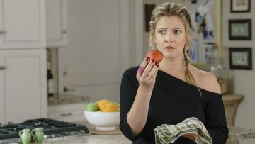Le top noir épaule dénudée de Sheila Hammond (Drew Barrymore) dans Santa Clarita Diet S02E09