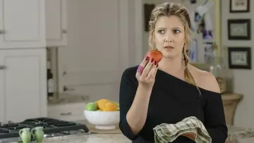 Le top noir épaule dénudée de Sheila Hammond (Drew Barrymore) dans Santa Clarita Diet S02E09