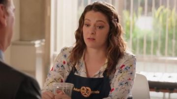 L'équipement Slim Bouton de Signature Jusqu'Haut en Soie porté par Rebecca Tas (Rachel Bloom) dans Crazy Ex-Girlfriend (S04E17)