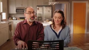 Sandro Nael Chandail porté par Rebecca Tas (Rachel Bloom) dans Crazy Ex-Girlfriend (S04E17)