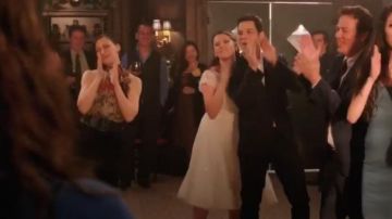 Oleg Cassini Cap Sleeve Illusion Robe de Mariée portée par Rebecca Tas (Rachel Bloom) dans Crazy Ex-Girlfriend (S04E17)