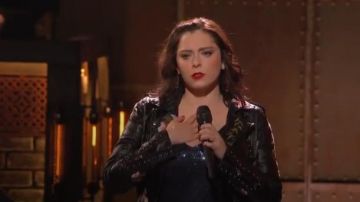 Blank NYC Look Cuir Veste avec Broderie Florale Et Détail de Goujon de Rebecca Tas (Rachel Bloom) dans Crazy Ex-Girlfriend (S04E18)