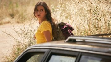 Lez yellow t-shirt worn by Dani Ramos (Natalia Reyes) in the Terminator : Dark Fate