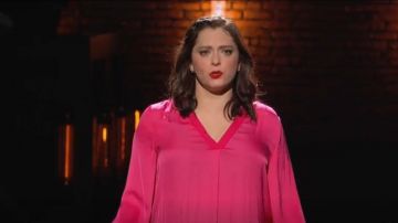 Vince Camuto Chiffonner Tissu Chemisier porté par Rebecca Tas (Rachel Bloom) dans Crazy Ex-Girlfriend (S04E18)