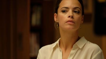 The earrings of Marie (Bérénice Bejo) in The game