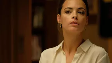 The earrings of Marie (Bérénice Bejo) in The game