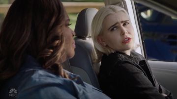 Topshop Horn Button Denim Shacket worn by Annie Marks (Mae Whitman) in Good Girls (S02E06)