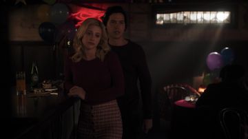 Le top bordeaux porté par Betty Cooper (Lili Reinhart) dans Riverdale S03E15