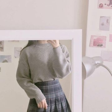 El jersey gris y la falda de tartán en la cuenta de Instagram de @Korea_style_xz