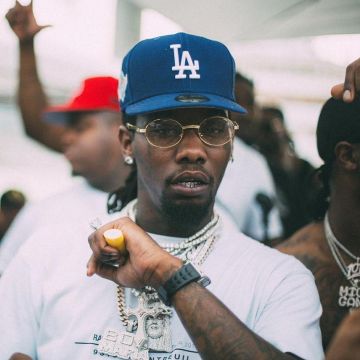 La gorra azul de desplazamiento de LA en la cuenta de Instagram @Migos