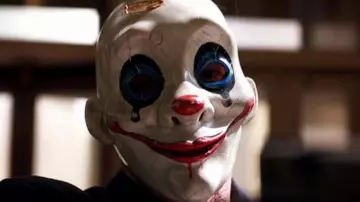 Le masque de clown porté par Dopey (Michael Stoyanov) dans The Dark Knight : Le Chevalier noir