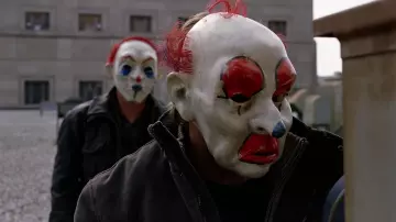 Le masque de clown porté par Happy (William Smillie) dans The Dark Knight : Le Chevalier noir