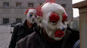 The clown mask of Grumpy (Danny Goldring) in The Dark Knight : The black Knight