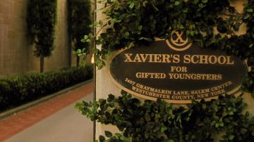 La réplica de resina de la placa de la escuela Xavier de los x men en X-Men 2