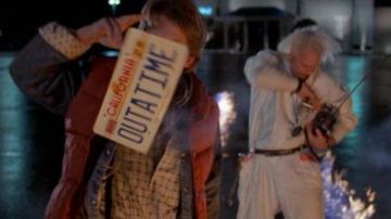 La réplique de la plaque d'immatriculation "Out a time" de la Delorean du Dr. Emmett Brown (Christopher Lloyd) dans Retour vers le futur