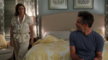 Morgan Voie de Charlotte Haut de Pyjama porté par Sheila Hammond (Drew Barrymore) à Santa Clarita Alimentation (S03E09)