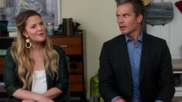 Michael Kors Demi-Manchon Recadrée Veste en Cuir portés par Sheila Hammond (Drew Barrymore) à Santa Clarita Alimentation (S03E09)