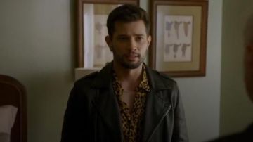 Kaho Perfecto en Cuir portés par Sam Jones (Rafael de la Fuente) dans la Dynastie Saison 1 Épisode 20