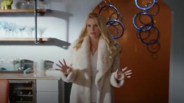  Surdimensionné faux manteau de fourrure porté par Alexis Carrington (Nicollette Sheridan) dans la Dynastie Saison 1 Épisode 20