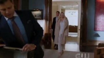Évasé Pantalon porté par Alexis Carrington (Nicollette Sheridan) dans la Dynastie Saison 1 Épisode 20