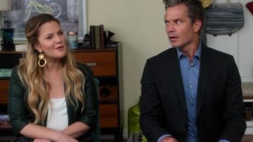 Vanessa Mooney Gianni Boucles d'oreilles portées par Sheila Hammond (Drew Barrymore) à Santa Clarita Alimentation (S03E09)