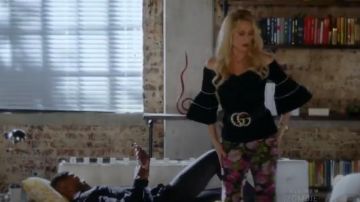 En Jacquard à motif Floral Flare Pantalon porté par Alexis Carrington (Nicollette Sheridan) dans la Dynastie Saison 1 Épisode 20