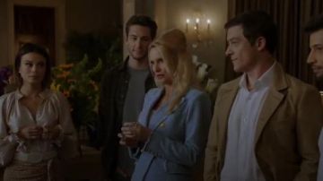 Blazer azul de doble pecho Bouclé-Tweed usado por Alexis Carrington (Nicollette Sheridan) en Dynasty Temporada 1 Episodio 21