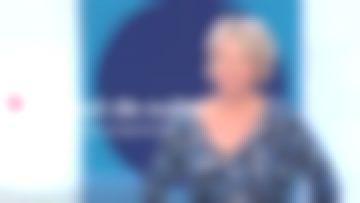 Suéter de camuflaje de cachemira V-Neck de Sophie Davant en el programa C'est au