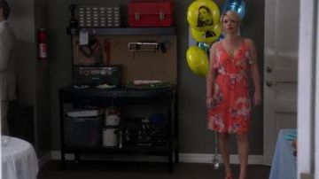 Guess Bliss Wrap Dress usado por Lisa Palmer (Mary Elizabeth Ellis) en Santa Clarita Diet (S03E10)
