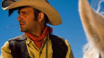 La chemise jaune de Lucky Luke (Jean Dujardin) dans Lucky Luke