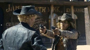La veste en jean sans manches de Billy The Kid (Michaël Youn) dans Lucky Luke