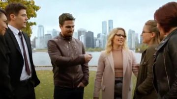 Alice + Olivia Ingrid Mockneck Haut porté par Emily Bett Rickards dans DC Légendes de Demain (S03E08)