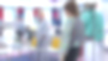 El abrigo largo y ligero de tweed presentado por Sophie Davant en la sección de moda del programa C'est au el 10.04.2019