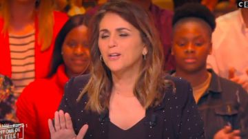 The black jacket rhinestone Valérie Bénaïm in It is that of the tv !the 09.04.2019