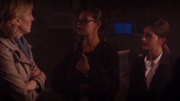 Claudie Pierlot Bisous Haut porté par Clara (Jenna Coleman) dans Doctor Who (S09E07)