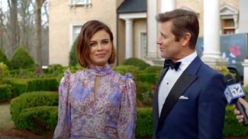 Vestido de seda con estampado púrpura usado por Cristal Jennings (Ana Brenda Contreras) en Dynasty Temporada 1 Episodio 22