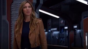 Chaqueta de moto de cuero lavado Madewell usada por Ava Sharpe (Jes Macallan) en Legends of Tomorrow de DC (S04E04)