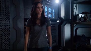 Madewell Whisper Cotton V Neck Pocket Tee usado por Amaya Jiwe (Maisie Richardson-Sellers) en DC's Legends of Tomorrow (S04E05)