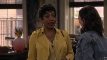 Teoría De la gabardina de Oaklane usada por Rose (Sheryl Lee Ralph) en Fam (S01E12)