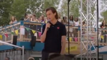 Comme des Garcons Play Polo Shirt usado por Peter Vack en The Bold Type (S03E01) (S03E01)