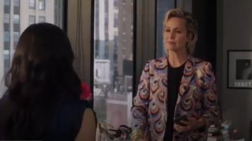 Dries Van Noten Metallic Jacquard Peacock Pattern Coat usado por Jacqueline Carlyle (Melora Hardin) en The Bold Type (S03E01)