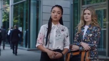 Camisa Dries Van Noten Clavello usada por Kat Edison (Aisha Dee) en The Bold Type (S03E01)