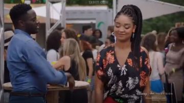 Zero + Maria Cornejo Kou Blusa de seda elástica floral usada por Kat Edison (Aisha Dee) en The Bold Type (S03E01)