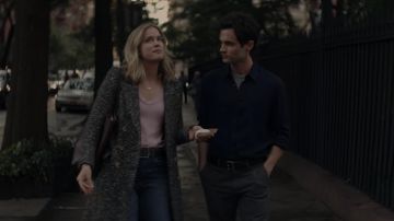 El abrigo largo gris de Isabel Marant de Guinevere Beck (Elizabeth Lail) en YOU S01E02