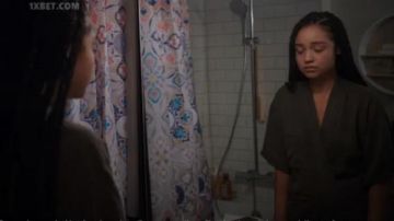 Traje de rosa NSF Felina Kimono usado por Kat Edison (Aisha Dee) en The Bold Type (S03E01)