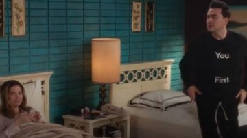 Sudadera Acne Studios You First College usada por David Rose (Dan Levy) en Schitt's Creek (S05E13)