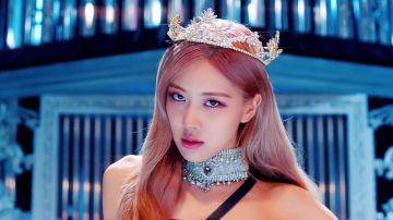 La diadema de corona de oro y pedrería de Rosé en el clip Kill This Love de BlackPink