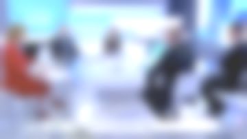 Vestido rojo de cuello redondo abotonado de Caroline Roux en C dans l'air el 10.04.2019