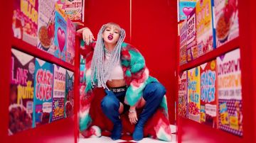 The boots thigh-high boots in jeans of Lisa in the clip Kill-This Love of BlackPink